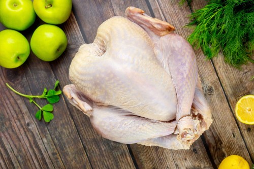 Indyk tuszka EKO 7,5kg na stole z przyprawami