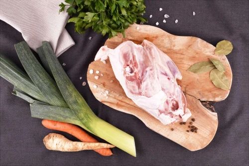 Porcja rosołowa kurczak EKO 600g na talerzu z warzywami