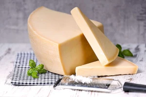 Ser krowi dojrzewający typu parmezan twardy ~200g