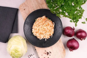 Surówka z młodej kapusty (1 pojemnik = ~250g)