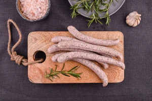 Kiełbasa biała z indyka parzona (1 paczka = ~450g)