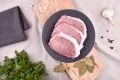 Plasterki schabu wieprzowego EKO bez kości 500g gotowe do smażenia z przyprawami w tle