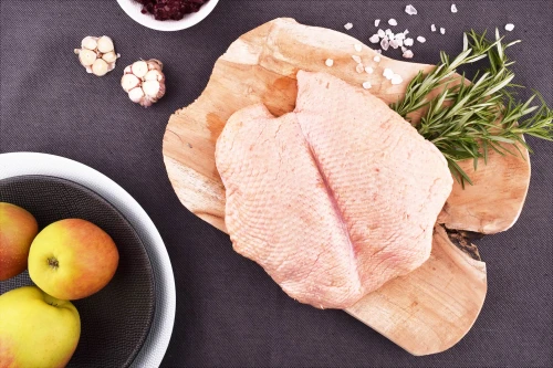 Filet z piersi kaczki EKO 400g na desce z jabłkami i rozmarynem