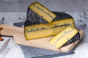 Ser krowa w popiele (opakowanie vacuum ~170g)