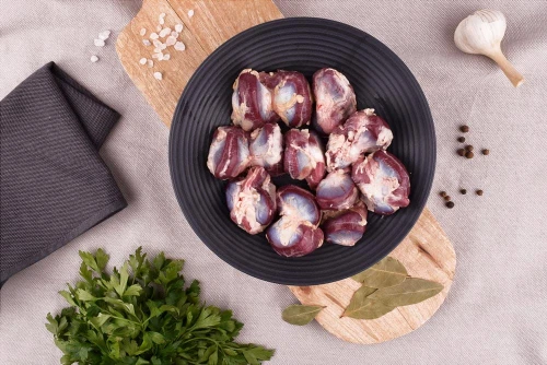 Żołądki kurze EKO 500g na talerzu z sosem