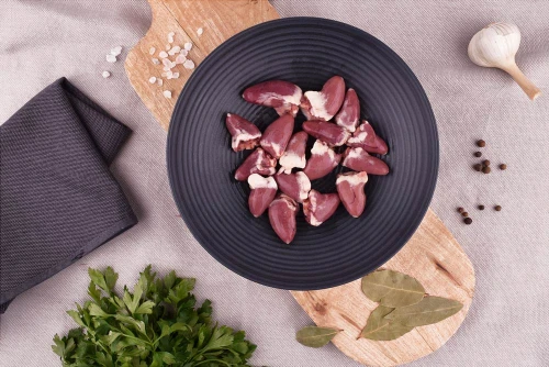 Serca kurze EKO 250g na talerzu z warzywami