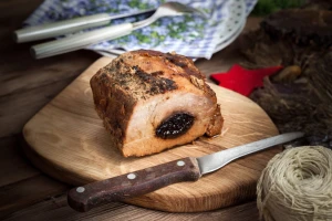 Schab pieczony ze śliwką ~500g