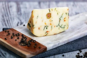 Ser owczy Pecorino Primosale oliwki, kapary, rukola ~200g