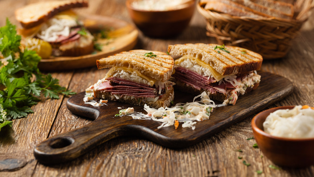 Kanapka z pastrami na chlebie żytnim z musztardą i ogórkiem kiszonym