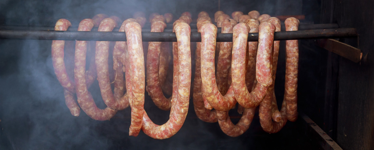 Tradycyjna kiełbasa wędzona w wędzarni – naturalne wędzenie na drewnie