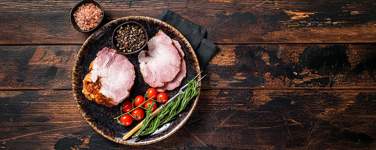 Plasterki swojskiej pieczonej szynki – tradycyjne wędliny o naturalnym składzie