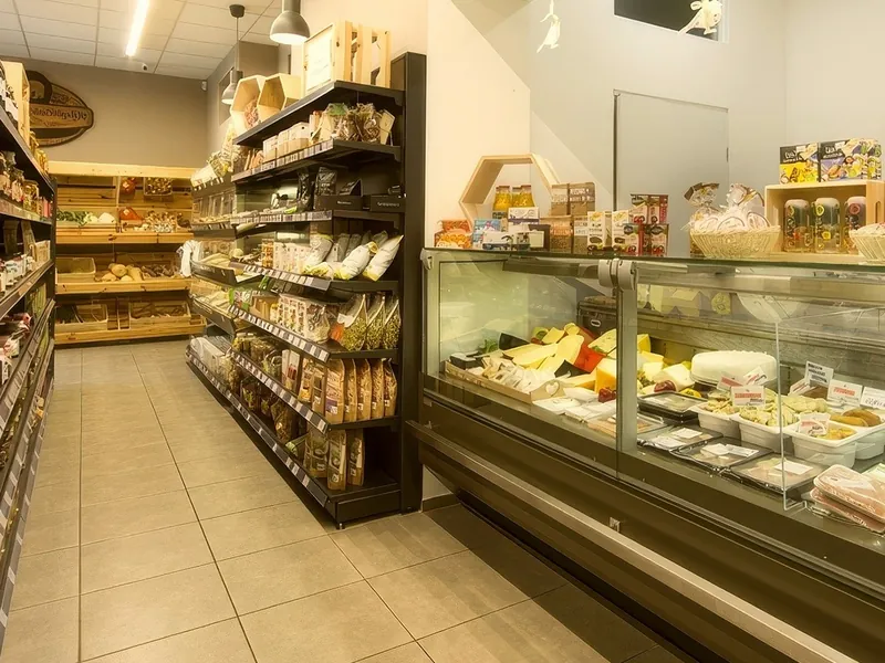Regały z przetworami i pieczywem w delikatesach Rarytasy Dolnośląskie na Biskupinie